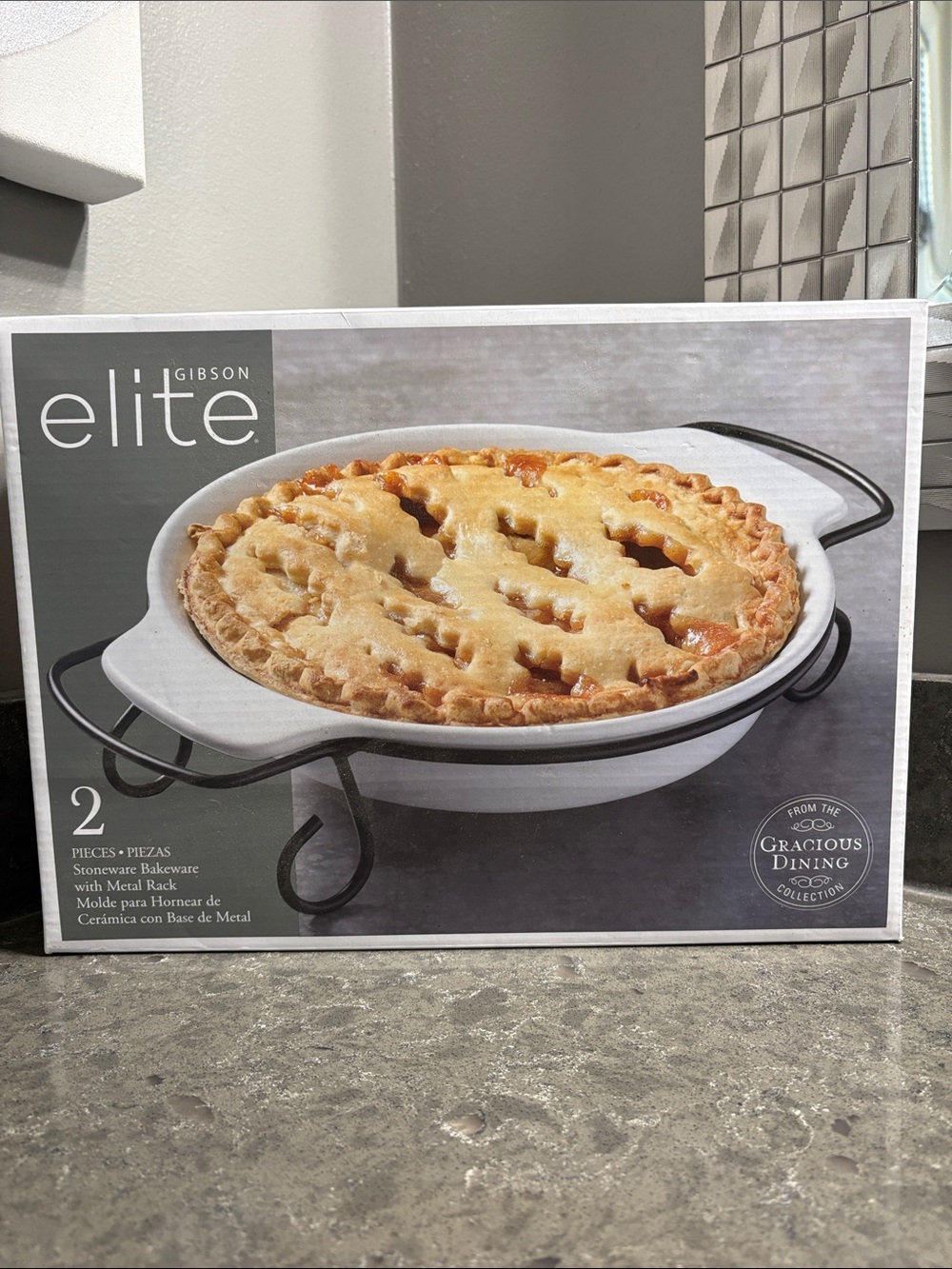 Gibson Elite Gracious Diming Stoneware Pie Dish with Black Metal Rack